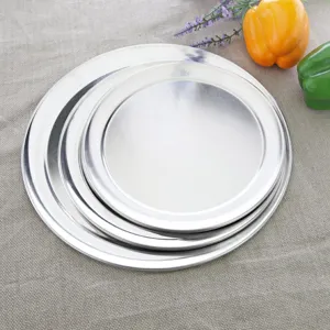 Professionelle Pizza-Backformen aus Aluminium in verschiedenen Größen auf Stoff