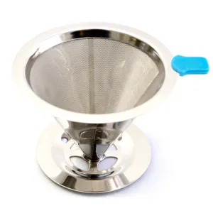 Nahaufnahme des edelstahl Kaffeefilters mit doppeltem Netz, blauem Griff und praktischem Boden.