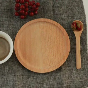Vista de detalle de una bandeja redonda de madera de haya con cuchara de madera.