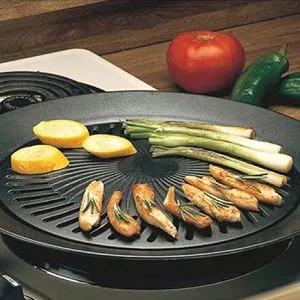 Vista detallada de la parrilla redonda coreana antiadherente con pollo y verduras