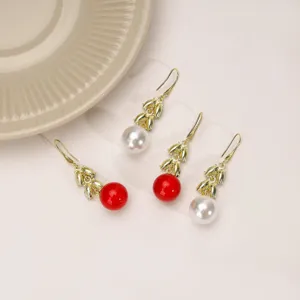 Elegantes pendientes de gota de espiga dorada con perlas blancas y cuentas rojas