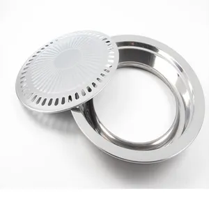 Primer plano de un set de barbacoa coreana de acero inoxidable con bandeja goteo