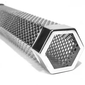 Vista macro del tubo ahumador hexagonal de acero inoxidable 304 con malla perforada