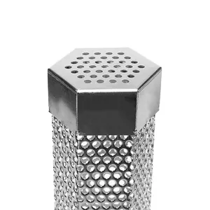 Primer plano detallado que muestra la malla perforada de un tubo ahumador hexagonal de acero 304
