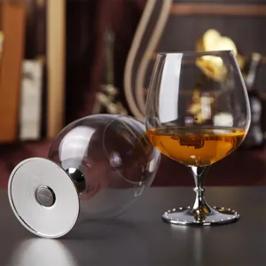 Luxuriöses Kristall-Schwenkerglas mit elegantem, besetztem Metallschaft und Fuß für Bar