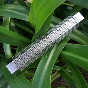 Primer plano de un tubo ahumador hexagonal de acero inoxidable 304 para barbacoa