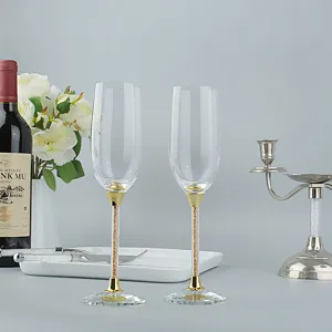 Elegantes Kristall Sektkelche Set mit Diamantstielen und Hochzeitstorte Messer Set.