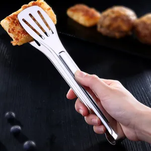 Nahaufnahme einer 9-Zoll-Lebensmittelzange aus Edelstahl, die einen Toast in der Küche hält