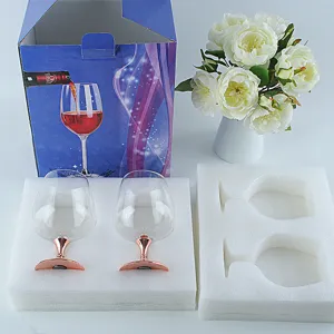 Kristall-Brandygläser mit roségoldenen Metallstielen und Schaumstoffverpackung