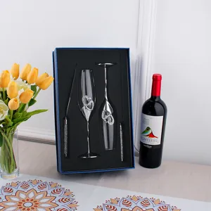 Detailansicht des Hochzeit Sektglas und Kuchengabel Sets mit funkelndem Kristallherz.