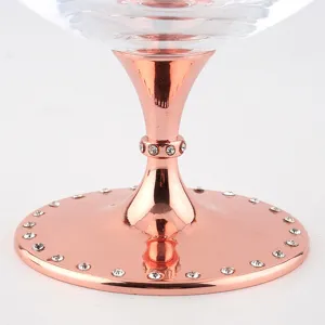 Makroansicht des roségoldenen Metallfußes mit Strassverzierung für Weingläser