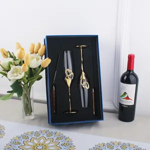 Detailansicht des Hochzeitssektgläser und Tortenheber Sets in blauer Geschenkschachtel.