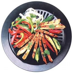 Vista superior de la parrilla coreana redonda antiadherente con pollo y verduras