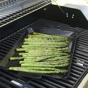 Dichtbij van groene asperges die grillen op een zwarte rechthoekige emaille BBQ-pan