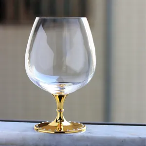 Eleganter Kristall-Brandy-Schwenker mit vergoldetem Metallstiel und Strassbesatz am Fuß