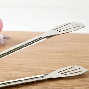 Detaillierte Ansicht hochwertiger Küchenzangen aus Edelstahl mit geschlitzten Köpfen