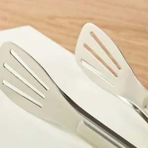 Detailaufnahme der Edelstahl-Küchenzange mit geschlitzten Köpfen