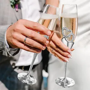 Elegante Kristall Sektgläser mit funkelnden Strassherzen für die Hochzeitsfeier und Toasts.