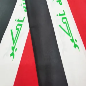 Gedetailleerd close-up van Irak vlag sjaal toont de gladde satijn polyester stof textuur