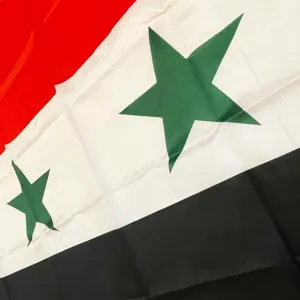 Detaillierte Makroansicht der syrischen Nationalflagge aus strapazierfähigem Polyester.
