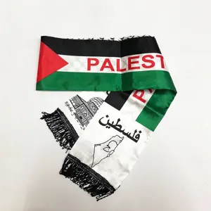 Vista detallada de una bufanda de bandera palestina con flecos y mezquita de Al-Aqsa.