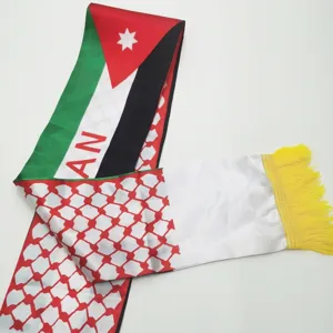 Detailaufnahme eines Satin-Schals mit Jordanien-Flagge und traditionellen Mustern