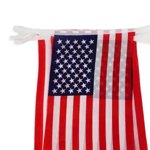 Détail en gros plan des fanions américains avec ruban de reliure pour Independence Day