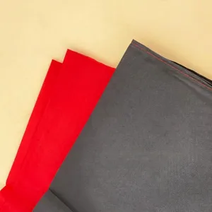 Nahaufnahme der syrischen Nationalflagge aus Polyester in Rot und Schwarz