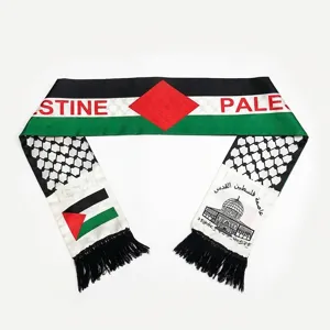 Detalle de la bufanda con la bandera de Palestina con borlas y el patrón de mezquita