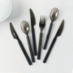 Modernes schwarzes Einweg-Kunststoffbesteck für Gastronomie und Take-away im schlichten Stil.