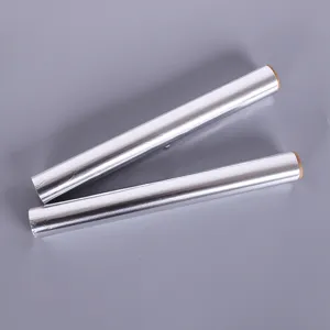 Zwei Rollen hochwertige Silber-Alufolie zum Backen und Grillen auf grauem Hintergrund
