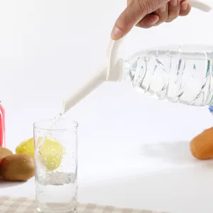 Asa vertedora ergonómica blanca para botellas grandes de agua mineral y refrescos