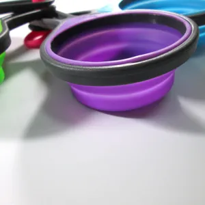 Détail d'une tasse à mesurer pliable en silicone violette pour la cuisine et pâtisserie
