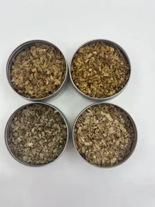 Detalle de cuatro tipos de virutas de madera de calidad superior en latas de aluminio