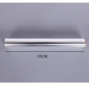 Nahaufnahme einer 30-cm-Alufolienrolle zum Backen und Grillen.