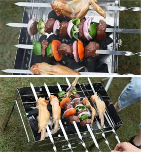 Detailansicht flacher Grillspieße aus Edelstahl mit Fleisch über dem Holzkohlefeuer