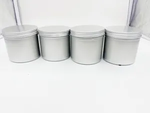 Vista detallada de cuatro latas vacías de aluminio plateado de 80 g con tapas de rosca seguras