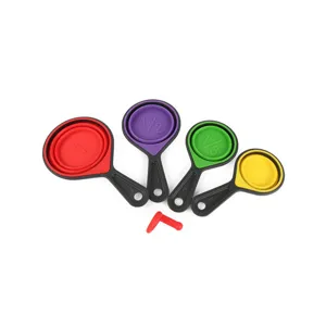 Lot de 4 tasses à mesurer en silicone pliables et colorées pour la cuisine et la pâtisserie.