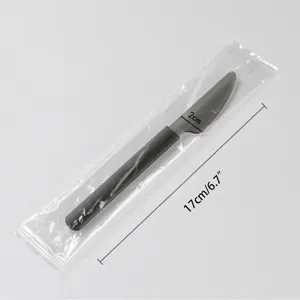 Schwarzes Einweg-Plastikmesser einzeln verpackt mit 17 cm Längenangabe für Take-away
