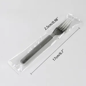 Detailansicht einer einzeln verpackten Einweg-Plastikgabel, Maße 17 cm x 2,5 cm