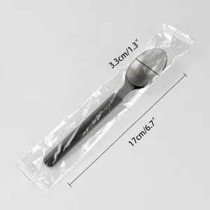 Detailansicht der 17 cm Länge des einzeln verpackten schwarzen Kunststofflöffels.