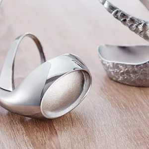 Détail du support en forme de cygne en alliage de zinc pour fourchettes et cuillères