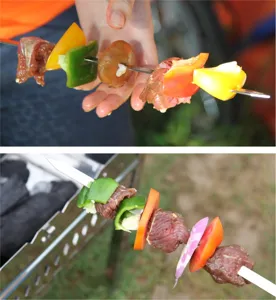 Detailansicht der robusten Edelstahl-Grillspieße mit Fleisch und frischem buntem Gemüse