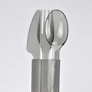 Detail von Einweg-Kunststoff-Besteckset in Rauchgrau mit Messer, Gabel und Löffel