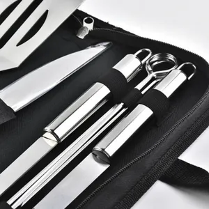 Tragbares Grill-Werkzeugset mit Edelstahl-Utensilien in einer schwarzen Tragetasche