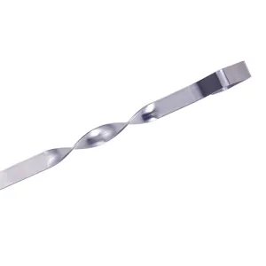 Detailaufnahme eines flachen Edelstahl-Grillspießes mit gedrehtem rutschfestem Griffdesign