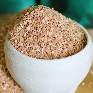Virutas de madera natural para ahumadores en un rústico cuenco de cerámica blanca