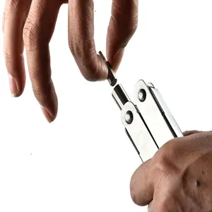 Λεπτομερής προβολή πολυεργαλείου από ανοξείδωτο χάλυβα με τοποθέτηση μύτης κατσαβιδιού.