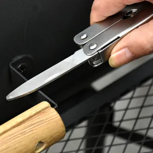 Λεπτομερές κοντινό πλάνο της λίμας σε ένα πολυεργαλείο από ανοξείδωτο χάλυβα