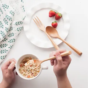 Detailansicht des kreativen Buchenholz Gabel und Löffel Bestecksets, natürlich und elegant.